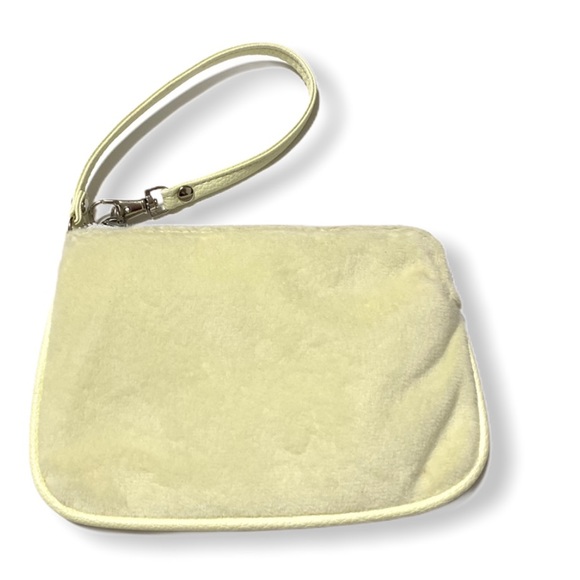 Handbags - ❣️3/$15❣️ Plush Wristlet